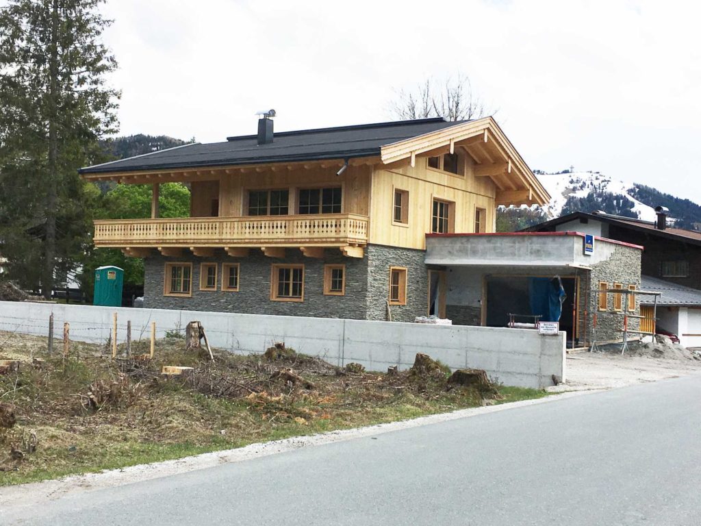 Dachstuhl, Fassade, Balkone in St. Ulrich am Pillersee