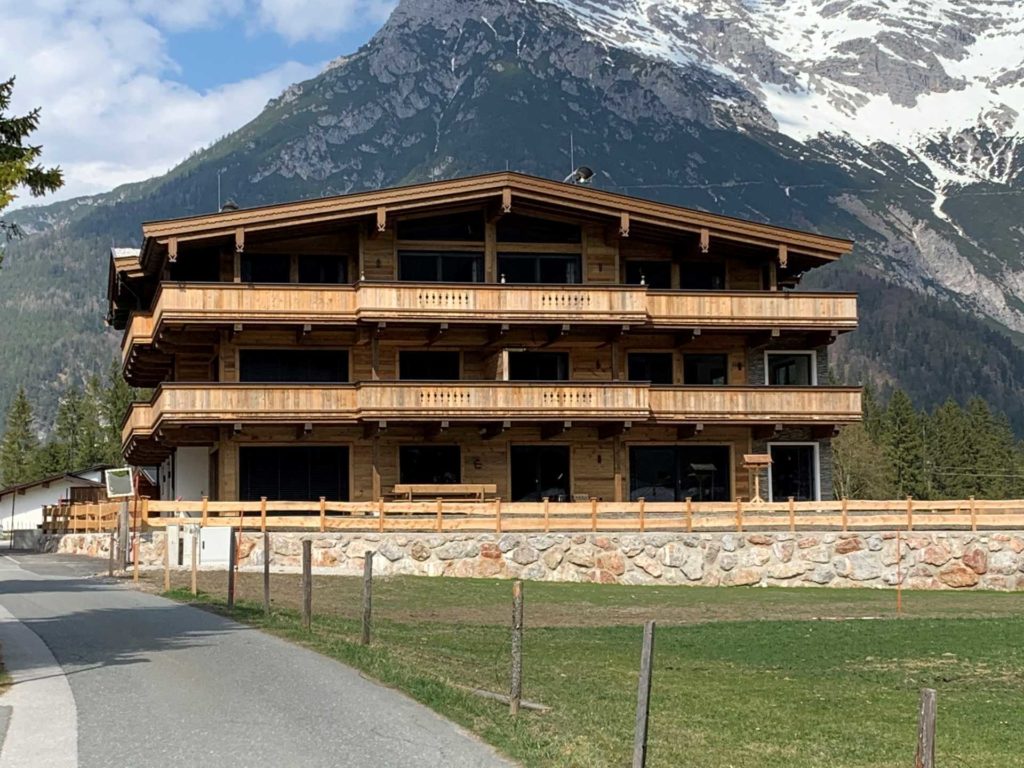 Balkone und Fassade in St. Ulrich am Pillersee