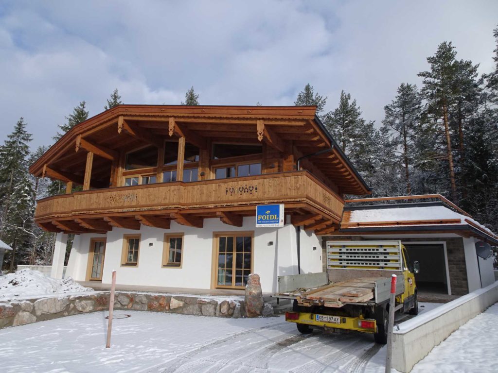 Balkon und Fassade in St. Ulrich am Pillersee