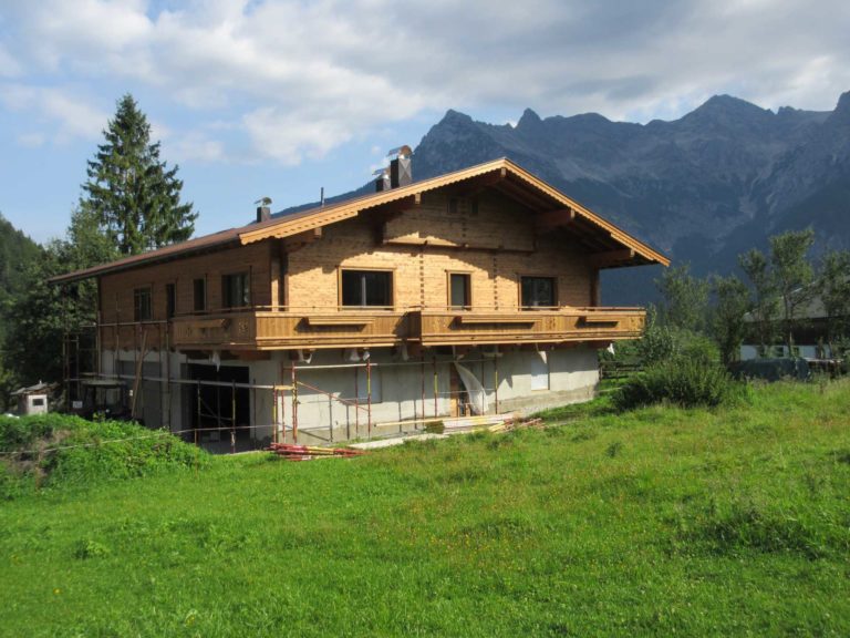 Balkon und Fassade in St Ulrich a. P.