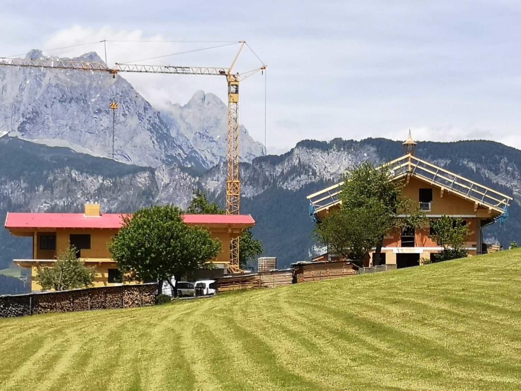 Bauernhaus und Zuhaus in St. Johann i. Tirol