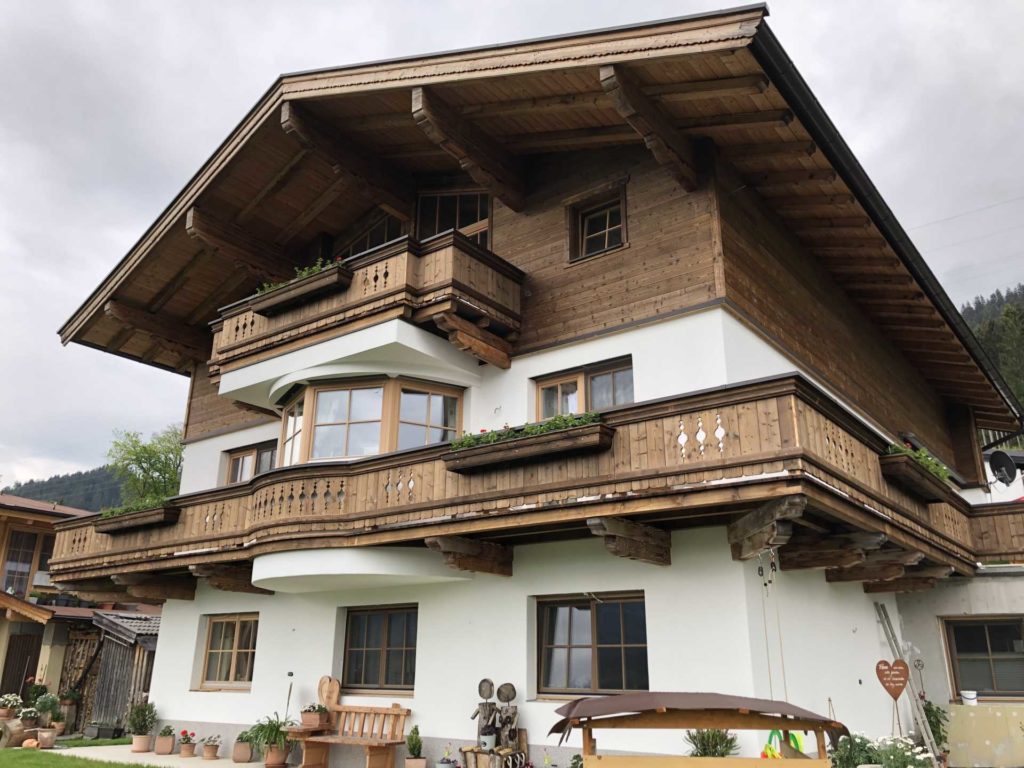 Dachstuhl und Balkon in Oberndorf